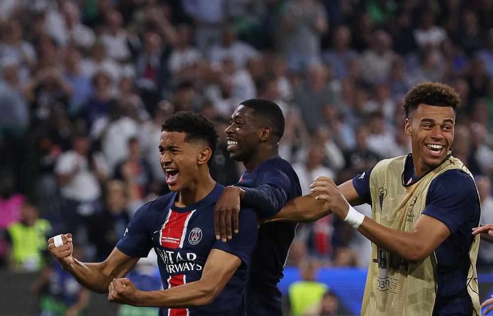 海纳：没注意到针对赫内斯的横幅；拜仁的章程比50+1严格